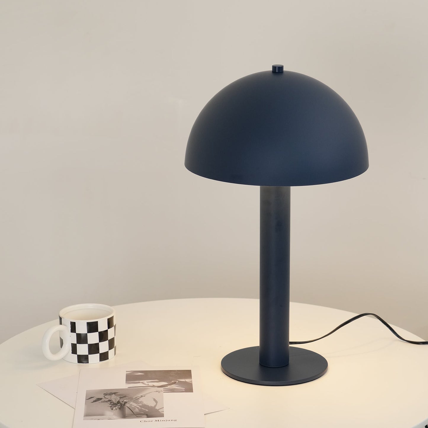 Céleste Pilztischleuchte mit skulpturalem Metalldesign