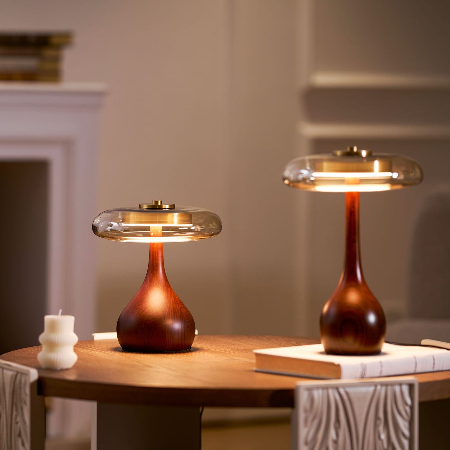 Élise Tischleuchte aus Glas mit Holzfuß und LED-Dimmer