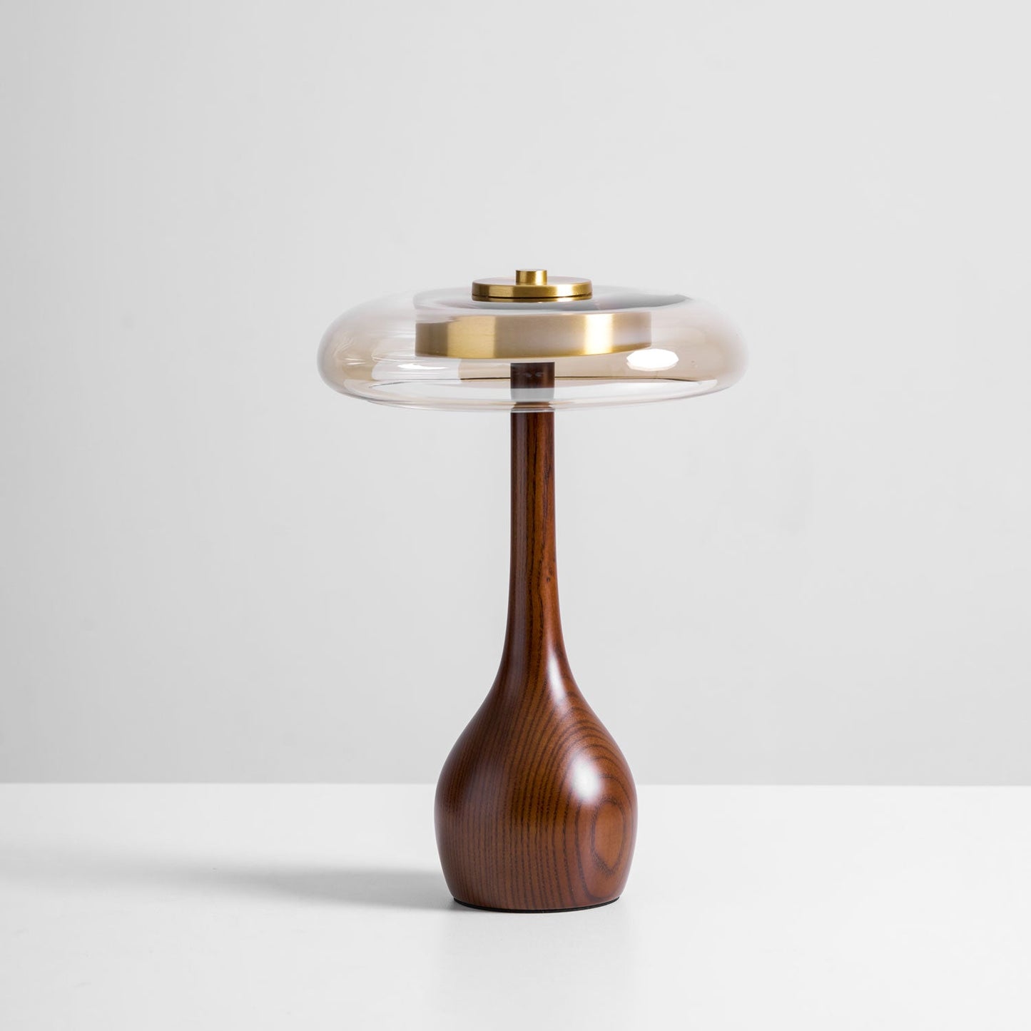 Élise Tischleuchte aus Glas mit Holzfuß und LED-Dimmer