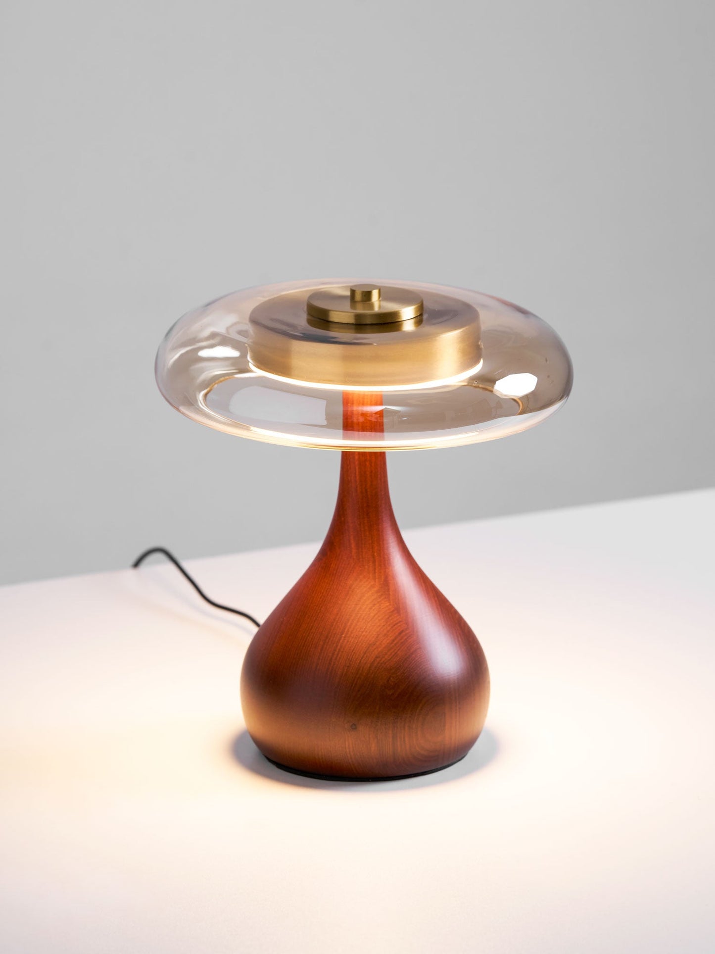 Élise Tischleuchte aus Glas mit Holzfuß und LED-Dimmer