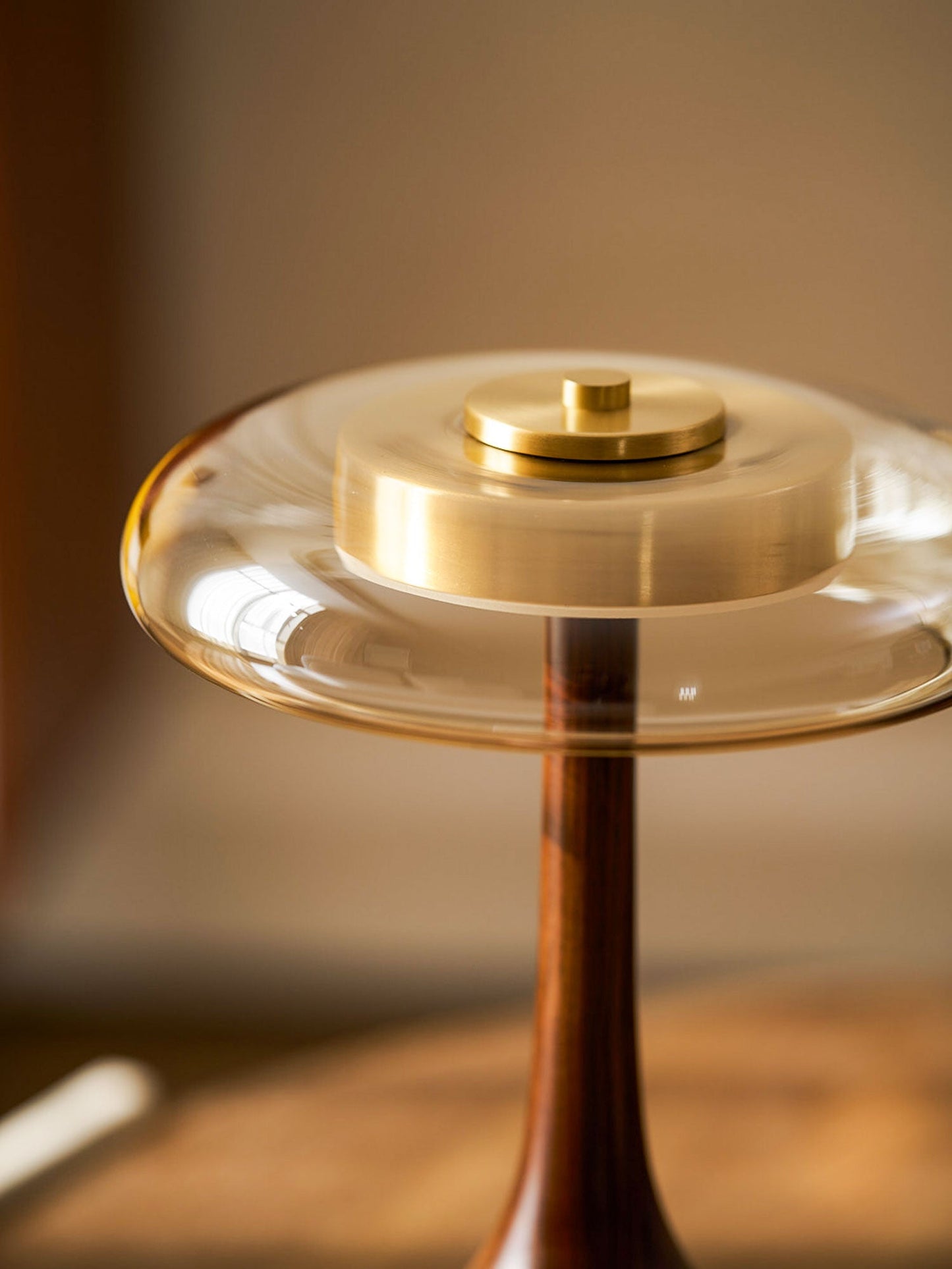 Élise Tischleuchte aus Glas mit Holzfuß und LED-Dimmer
