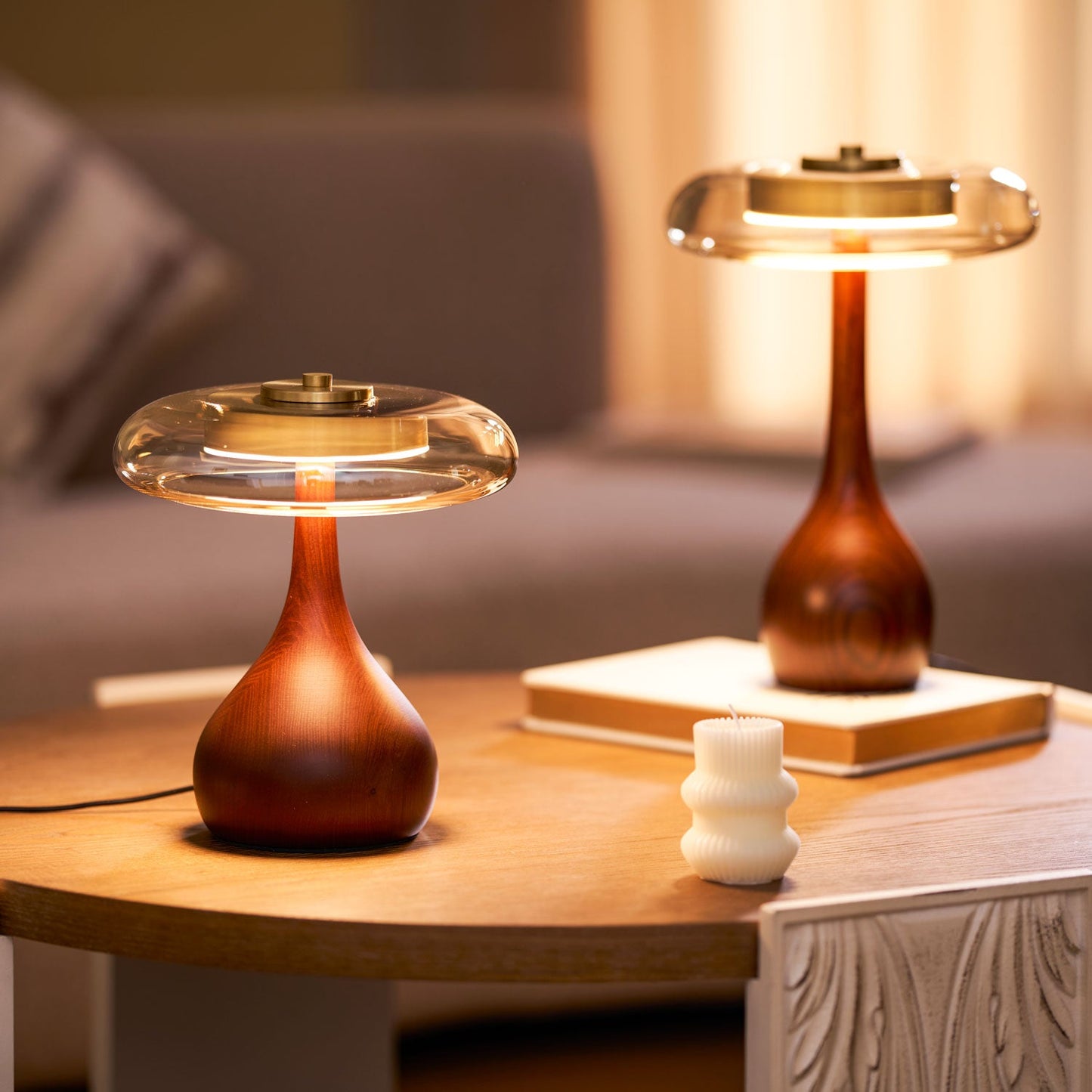 Élise Tischleuchte aus Glas mit Holzfuß und LED-Dimmer