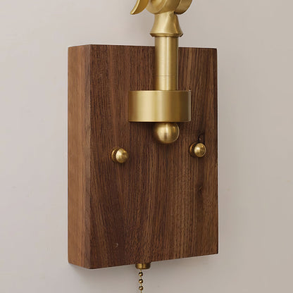 Émilie Wandleuchte mit Schwenkarm, Messing- und Holzsockel