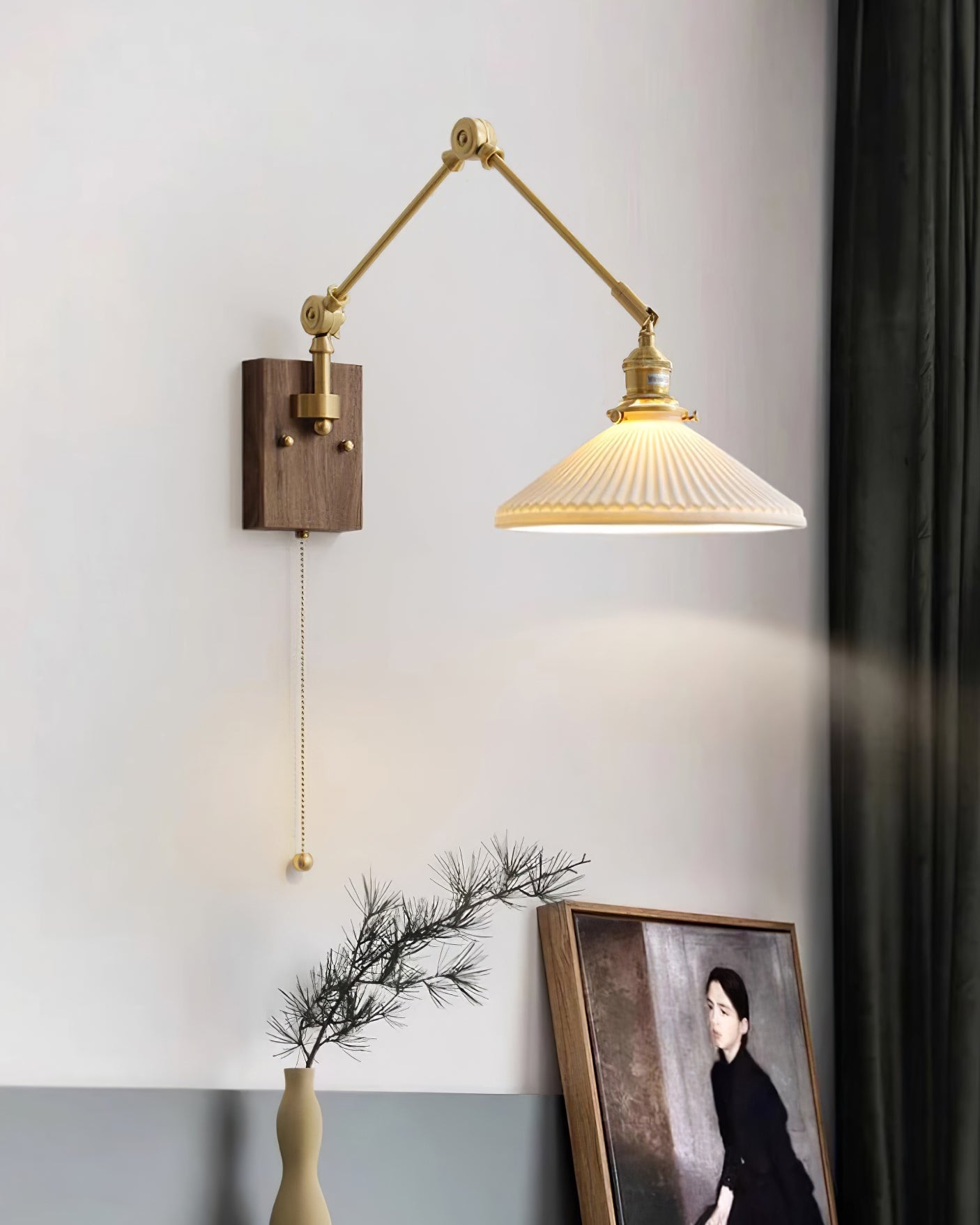 Émilie Wandleuchte mit Schwenkarm, Messing- und Holzsockel