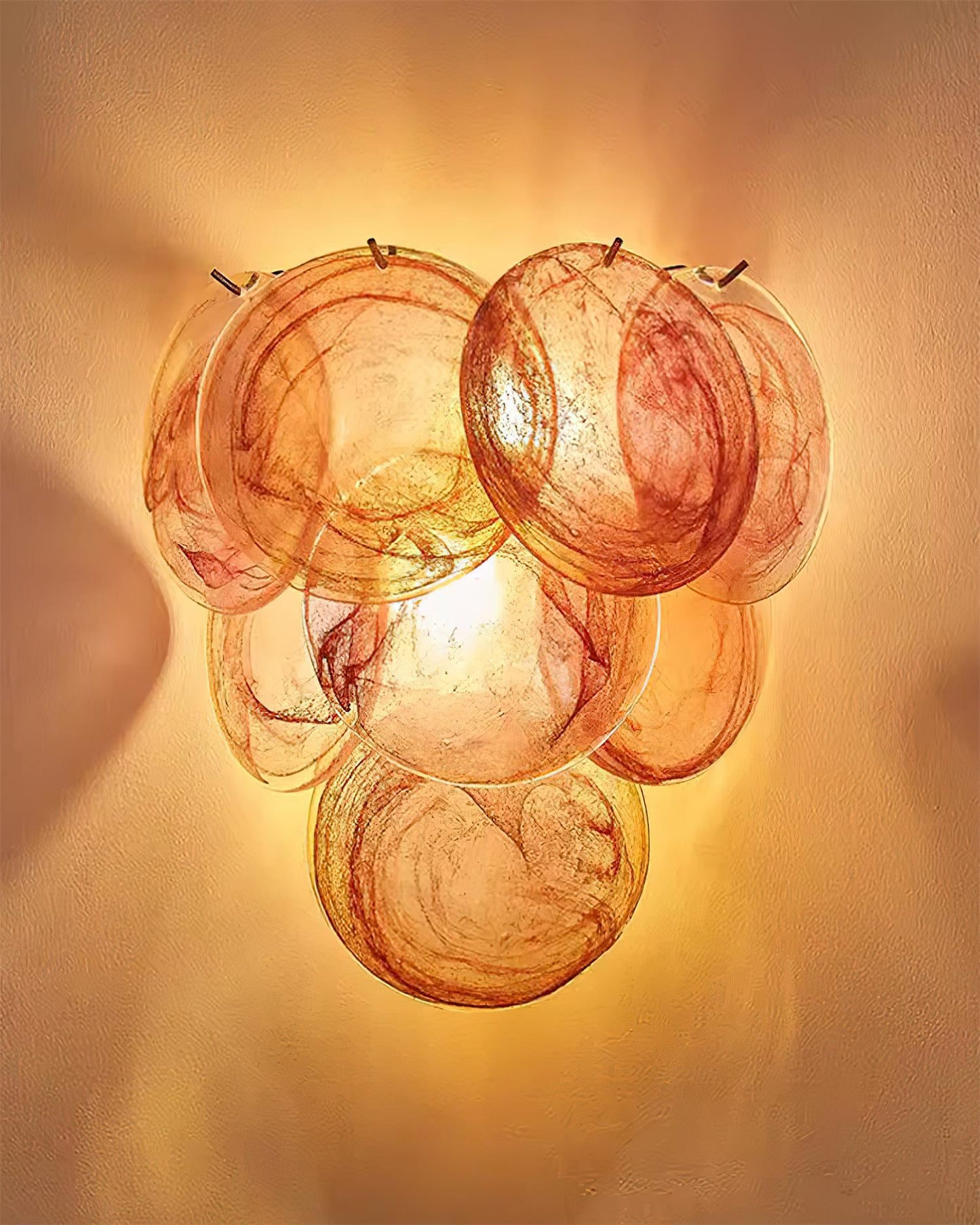 Amélie mundgeblasene Glas-Wandleuchte mit Metallakzenten