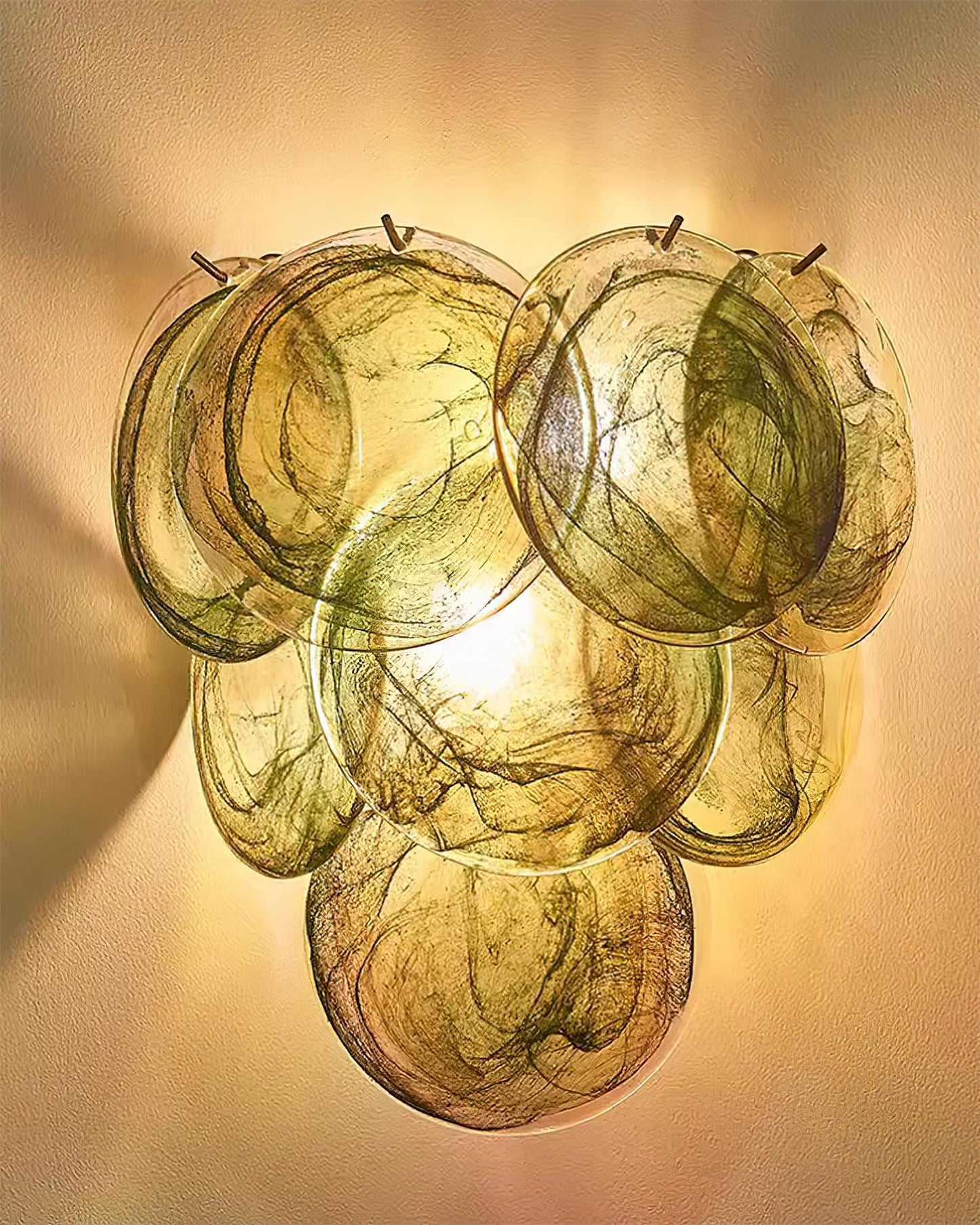 Amélie mundgeblasene Glas-Wandleuchte mit Metallakzenten