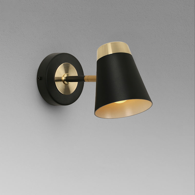 Amélie Schwarz-goldene Wandleuchte in Konusform