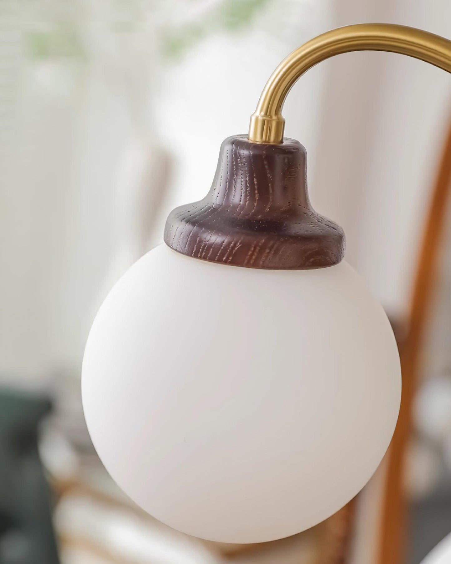 Lucienne Retro-Kronleuchter, Rahmen aus Nussbaumholz mit Glasschirmen