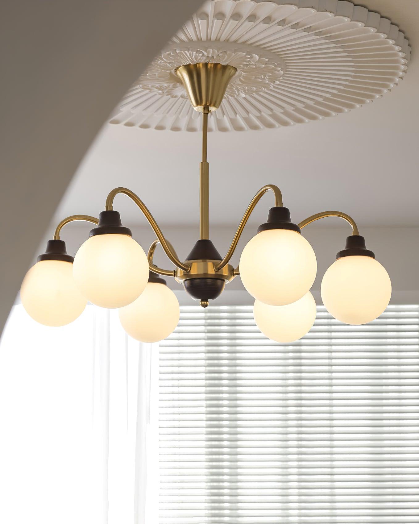 Lucienne Retro-Kronleuchter, Rahmen aus Nussbaumholz mit Glasschirmen