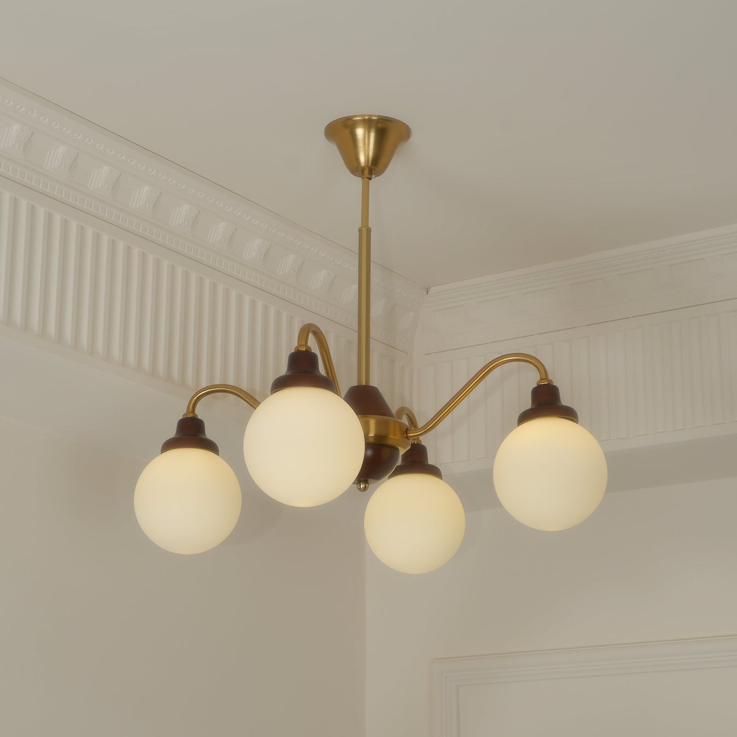 Lucienne Retro-Kronleuchter, Rahmen aus Nussbaumholz mit Glasschirmen