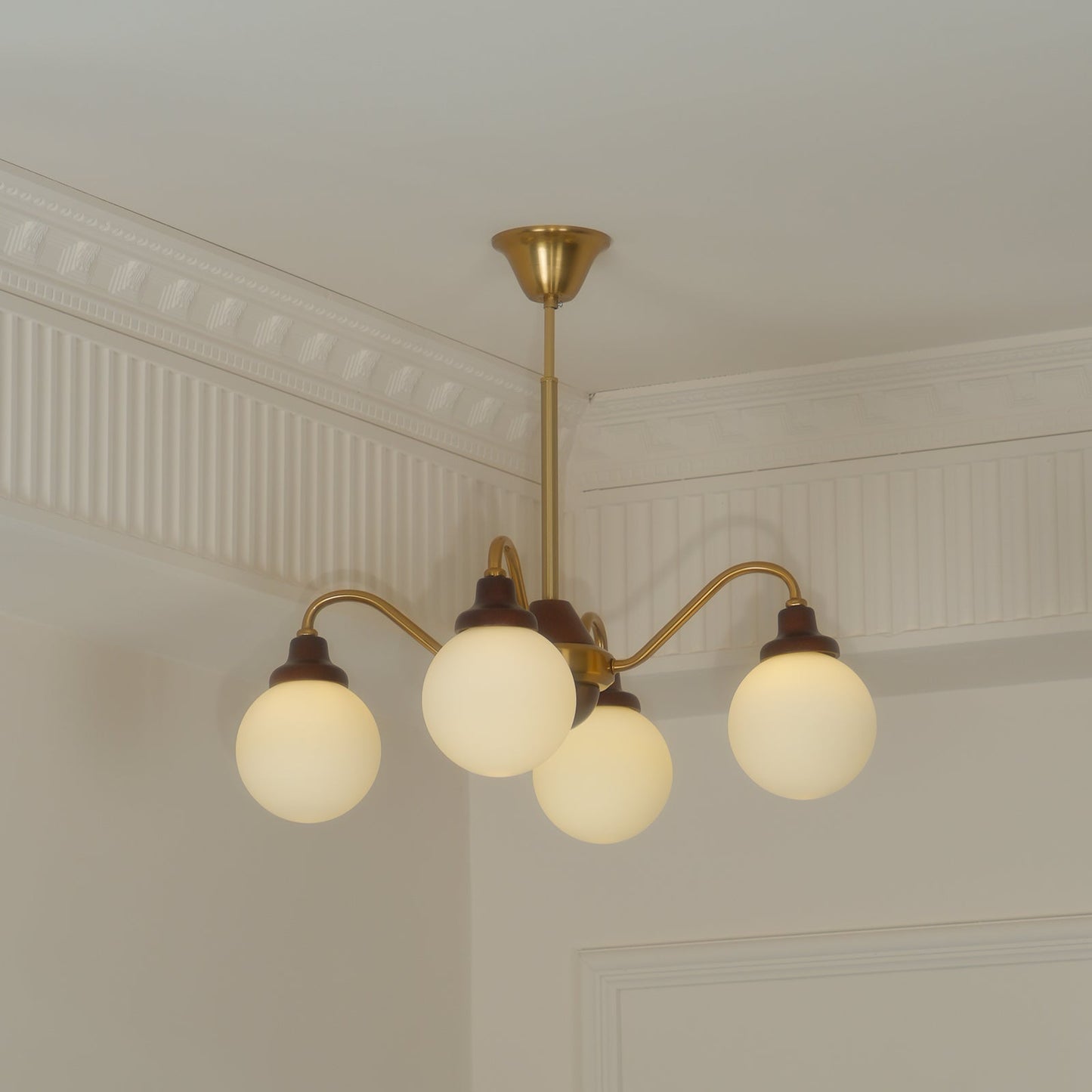 Lucienne Retro-Kronleuchter, Rahmen aus Nussbaumholz mit Glasschirmen