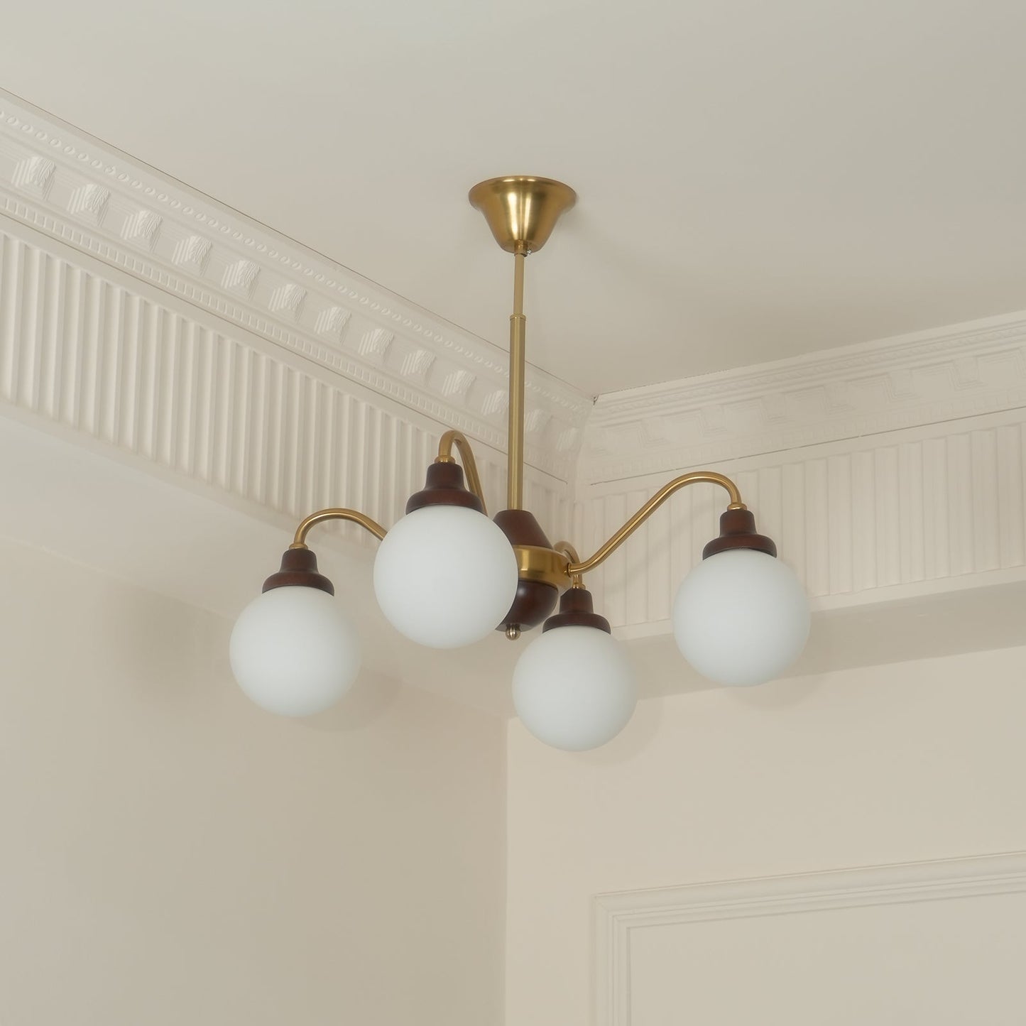 Lucienne Retro-Kronleuchter, Rahmen aus Nussbaumholz mit Glasschirmen