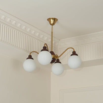 Lucienne Retro-Kronleuchter, Rahmen aus Nussbaumholz mit Glasschirmen