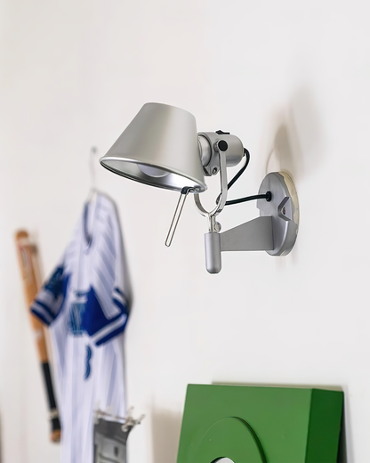 Auriane Adjustable Wall Lamp with Sleek Metal Design