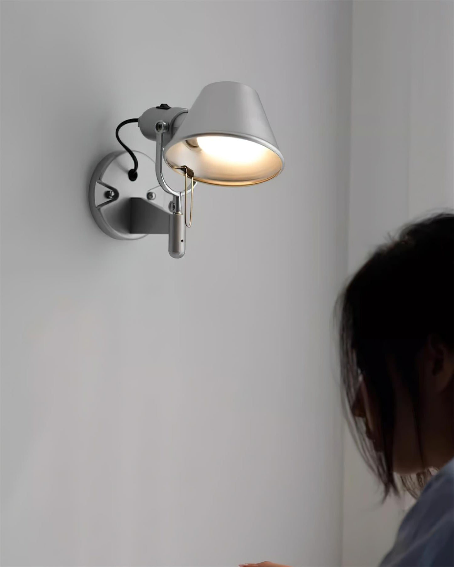 Auriane Adjustable Wall Lamp with Sleek Metal Design