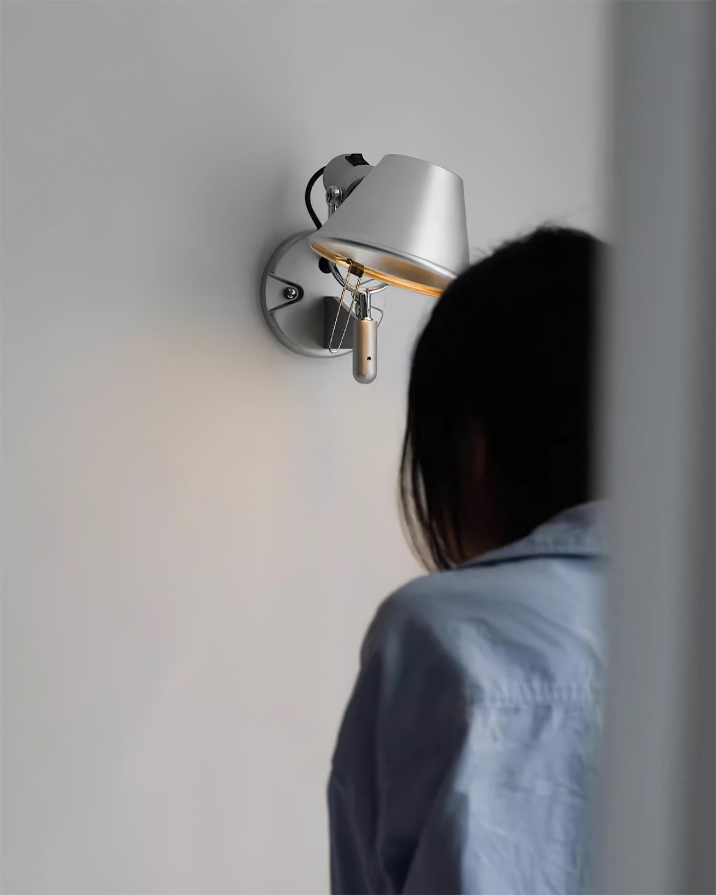 Auriane Adjustable Wall Lamp with Sleek Metal Design