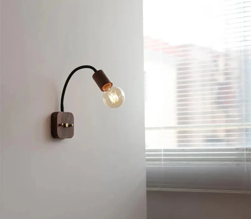 Élodie Walnut Verstellbare LED-Wandleuchte