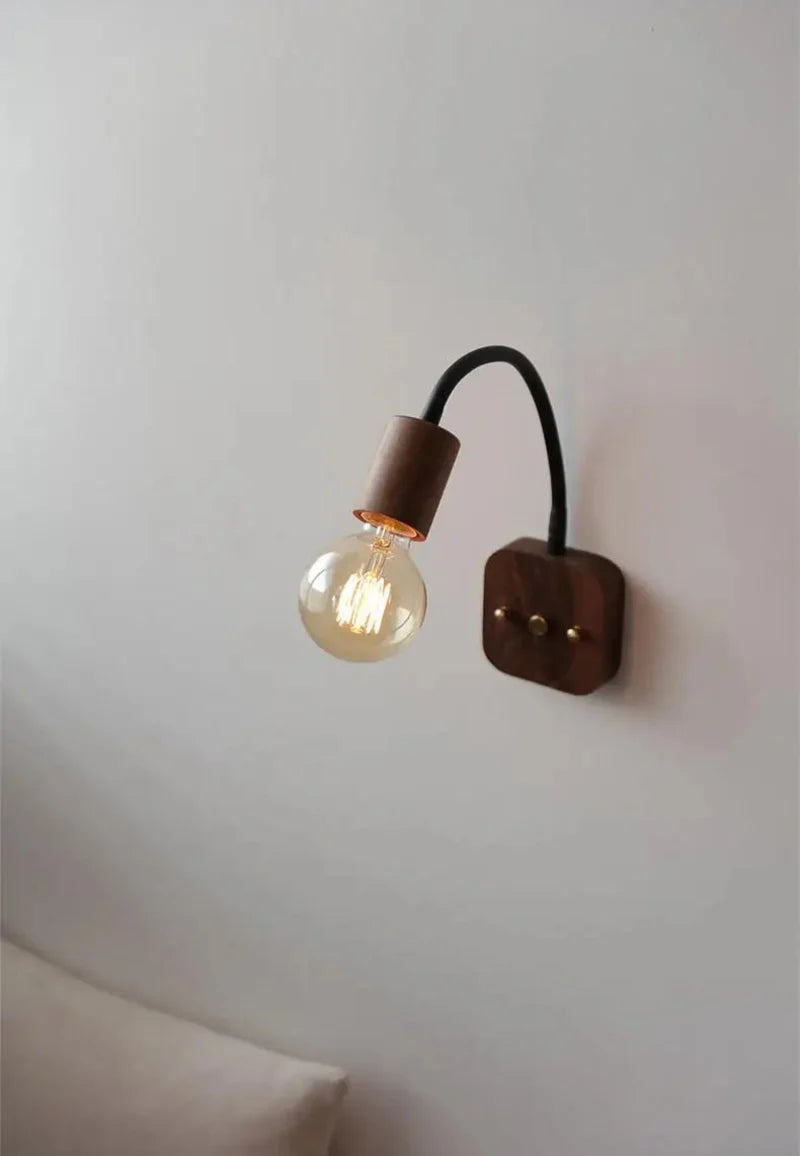 Élodie Walnut Verstellbare LED-Wandleuchte