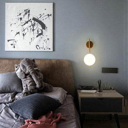Amélie nordische Wandleuchte mit mattiertem Glasdesign