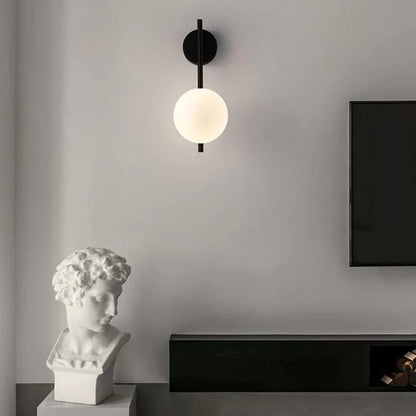 Amélie nordische Wandleuchte mit mattiertem Glasdesign