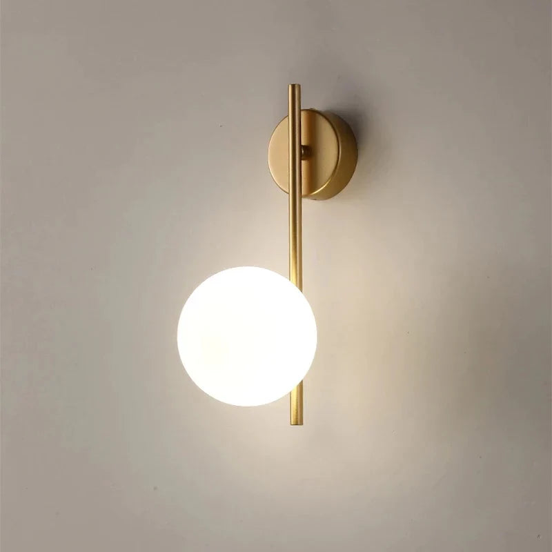 Amélie nordische Wandleuchte mit mattiertem Glasdesign
